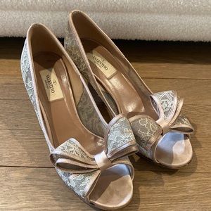 Valentino Nude Lace Bow Peep Toe Heels with Satin Trim 38.5 8.5